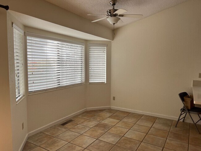 Building Photo - Lovely 3 bedrooms, 2 bathrooms located in ...