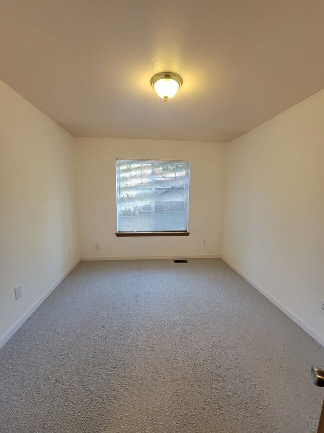 Foto del edificio - Newer 2 story 1761 sq ft 3 bedroom, 2 1/2 bath home with 2 car garage