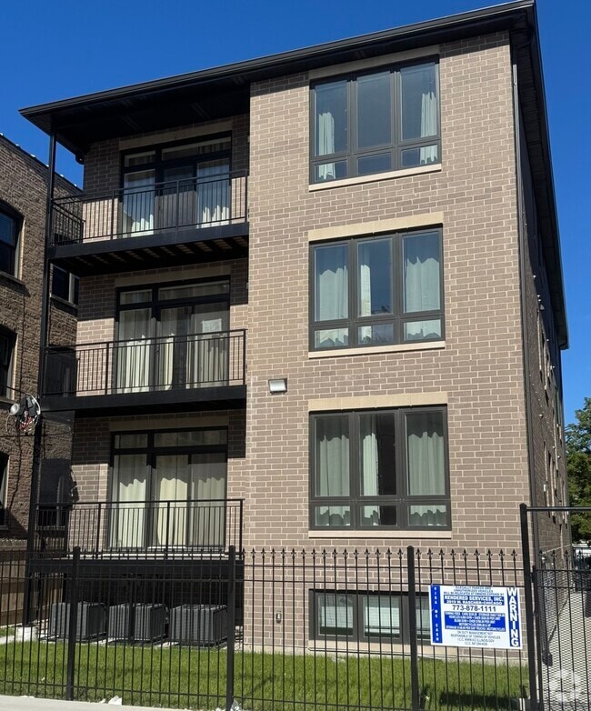 Building Photo - 7430 N Hermitage Ave