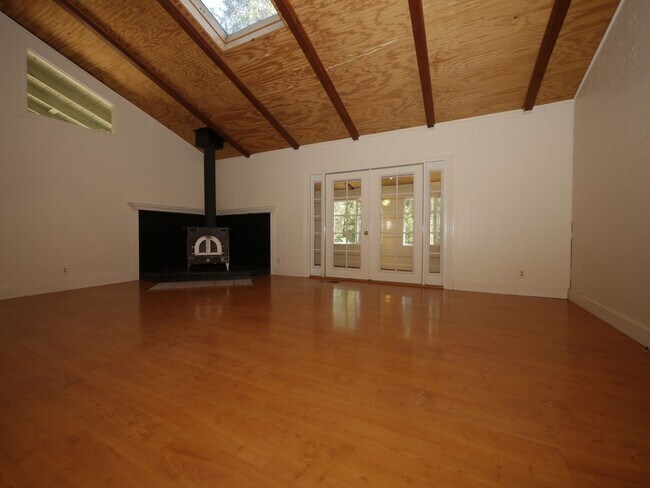 Foto del edificio - Tucked in the trees at 16686 Silver Dr. S....