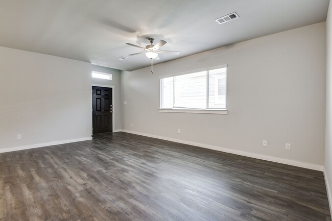 Building Photo - AVAILABLE NOW! GORGEOUS 3 BEDROOM DUPLEX L...