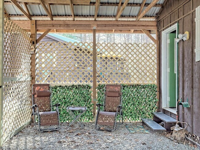 Building Photo - Beautiful  Renovated Studio Cottage