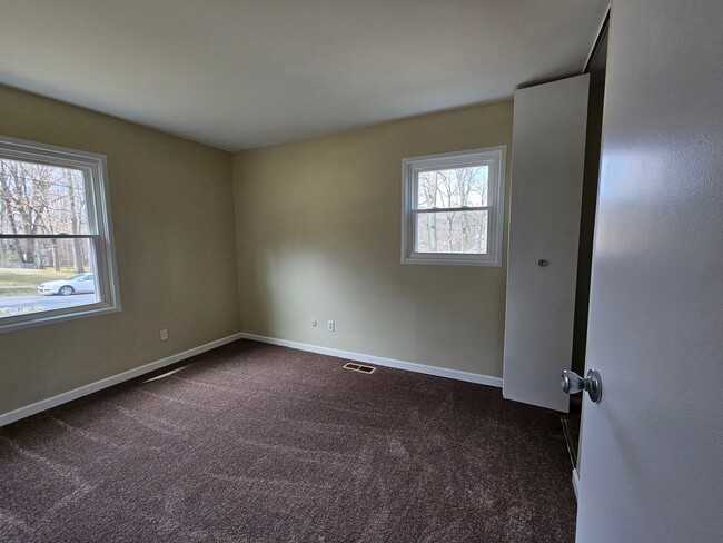 Building Photo - 3 Bedroom Town home available May 10,2025