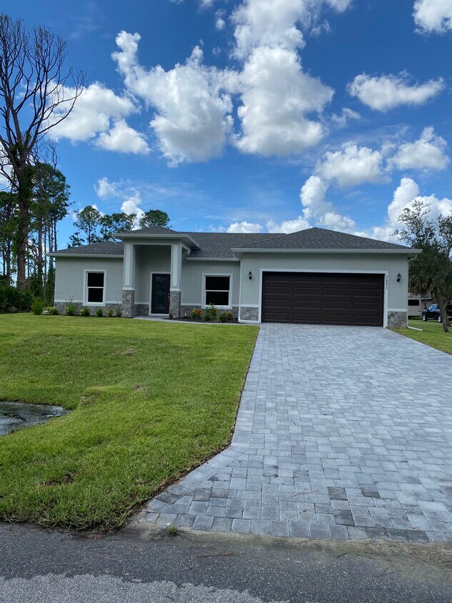 Primary Photo - 1251 Papillon St