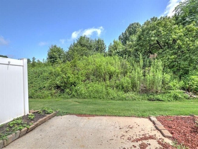 Building Photo - 250 Azalea Cir