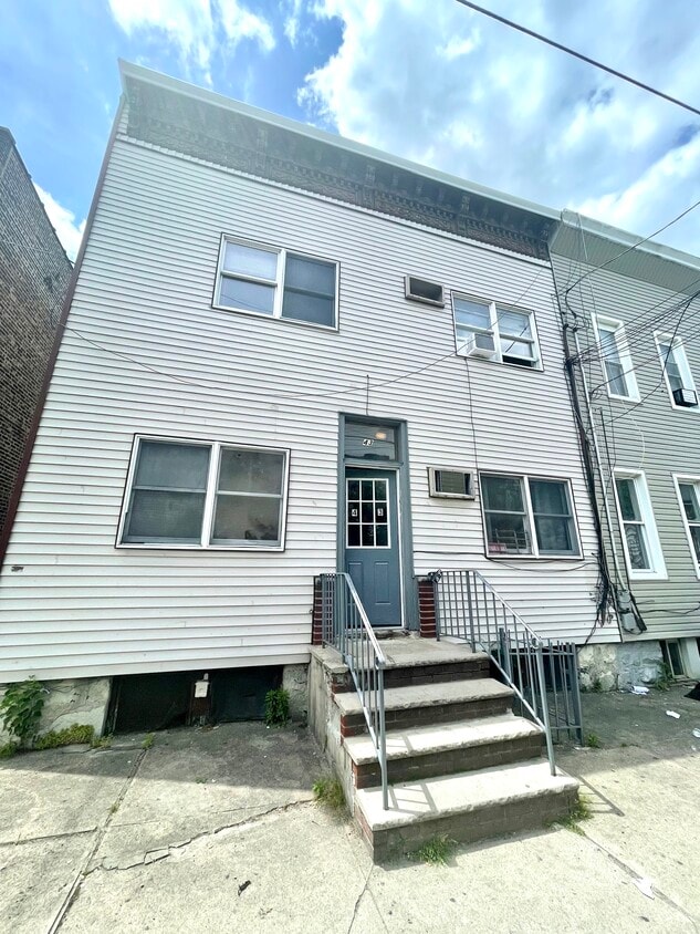 Primary Photo - 43 Saint Pauls Ave