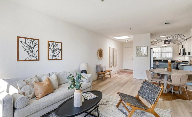 Building Photo - "Chic 1-Bedroom Retreat in Oakland with Ha...