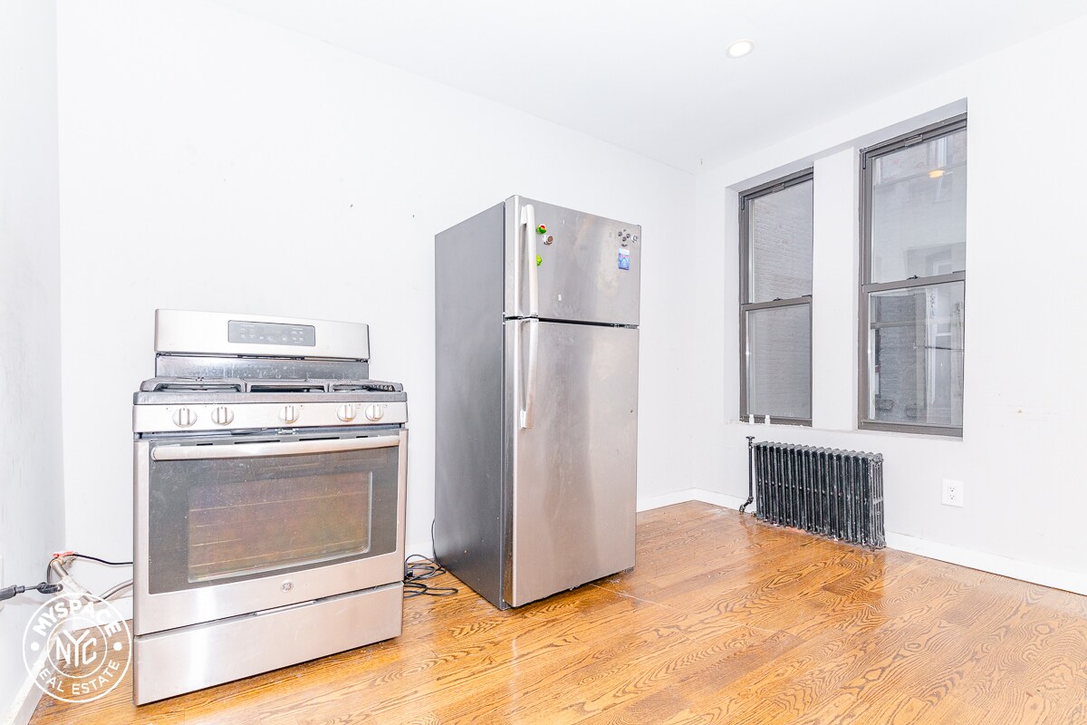 Primary Photo - 1324 Halsey St
