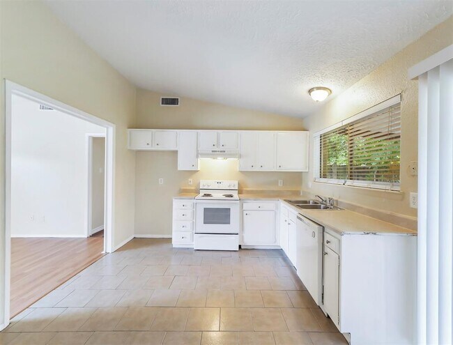 Building Photo - 16710 Barcelona Dr