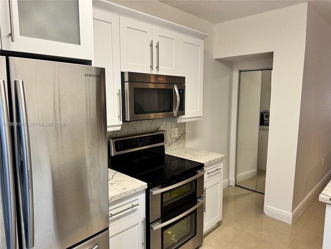 Building Photo - 8025 Lake Dr