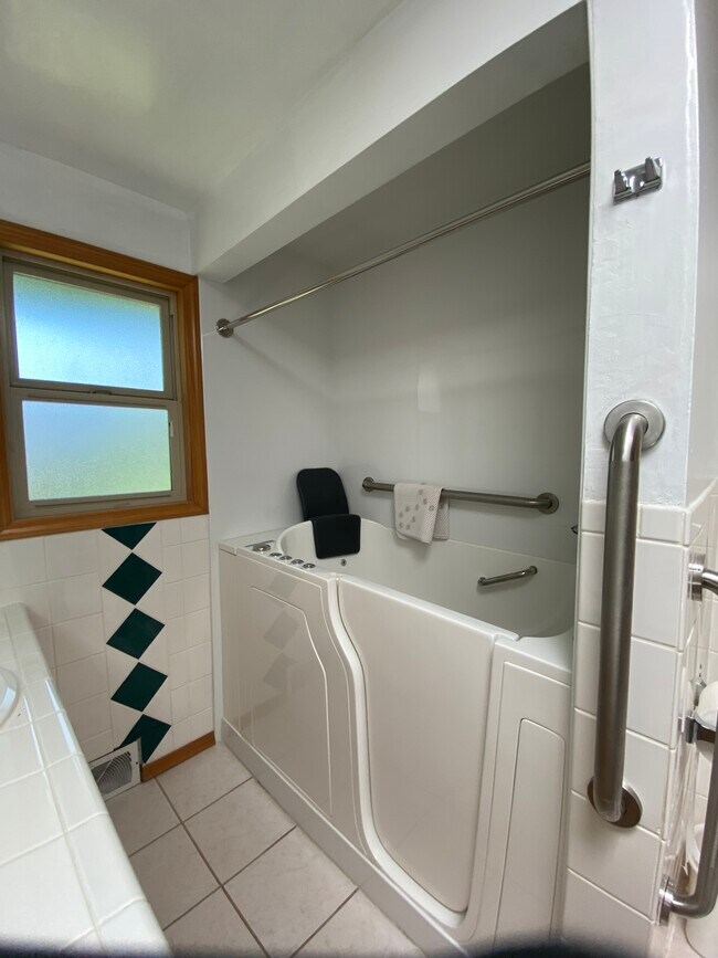 Upstairs Bathroom-walkin tub - 4916 24th Plz S