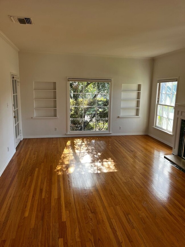 Building Photo - 10374 La Grange Ave