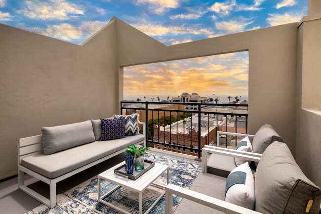 Building Photo - Residences on Third Street Promenade