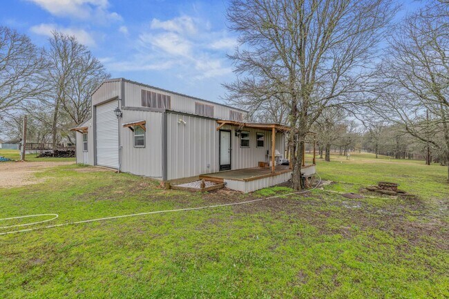 Building Photo - 3.1 Acres Available NOW!! 2 Living Spaces ...