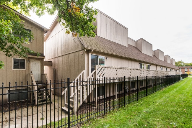 Building Photo - 802 Edgebrook Dr