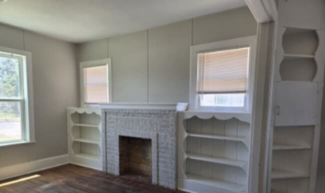 Building Photo - Charming 3 Bedroom