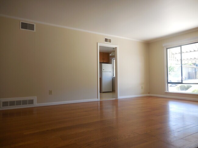 Building Photo - Cute and Quaint 2/1 Near Mills Peninsula!