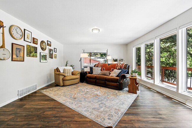 Foto del edificio - Fabulous 4 BR 3 bath home with fenced back...