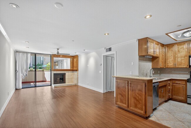 Foto del edificio - Spacious Marina District 1BR Condo with Modern Upgrades & Parking