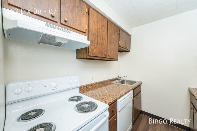 Building Photo - LOOK & LEASE SPECIAL - Newly Renovated Uni...