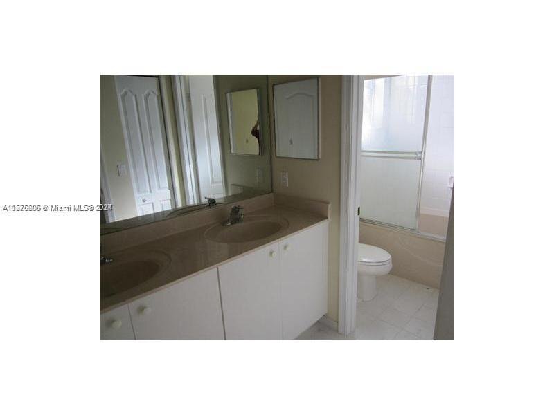 Foto del edificio - 982 NE 37th Pl