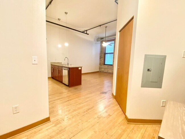Building Photo - Spaciou 1-Bed Minutes from Downtown MKE!