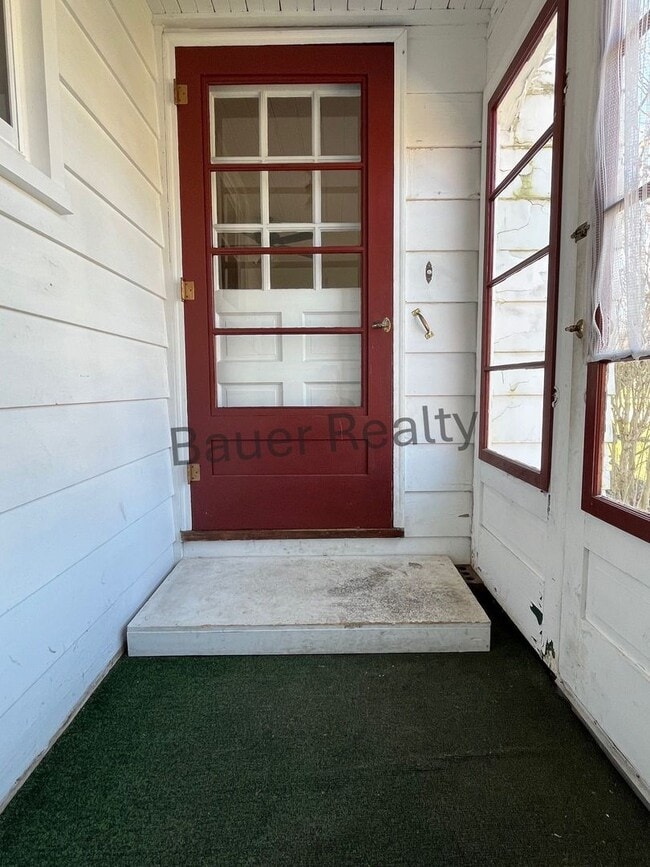 Building Photo - Three Bedroom Home Next to Brookside Park