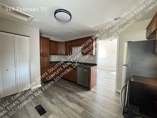 Building Photo - 549 Parkway St