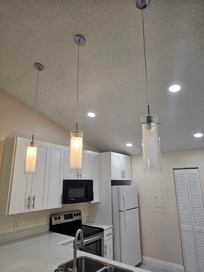 Building Photo - 480 Hardwood Pl