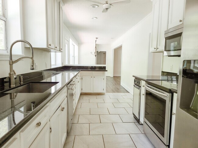 Foto del edificio - 2249 W James Lee Blvd