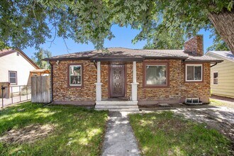 Building Photo - 2215 N Corona St