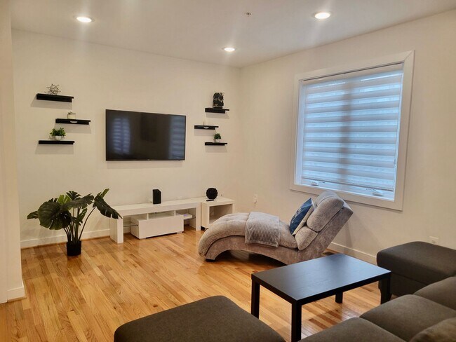 Foto del edificio - Stunning 2 BR/ 2.5 BATH 2 Level New Constr...