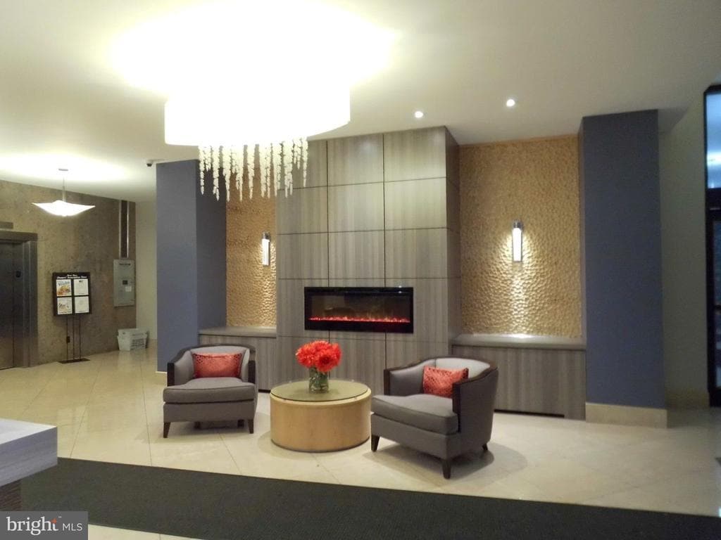 Primary Photo - 1011 Arlington Blvd