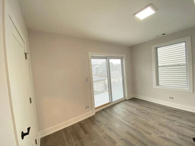 Building Photo - 2725 N Drake Ave