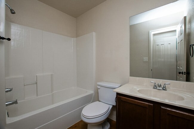 Building Photo - 613 Kendra Dr