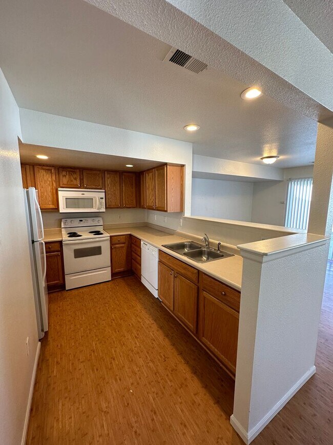 Foto del edificio - 3 BEDROOM, 2.5 BATHROOM SOUTH PARK TWINHOME WITH ATTACHED 2 CAR GARAGE