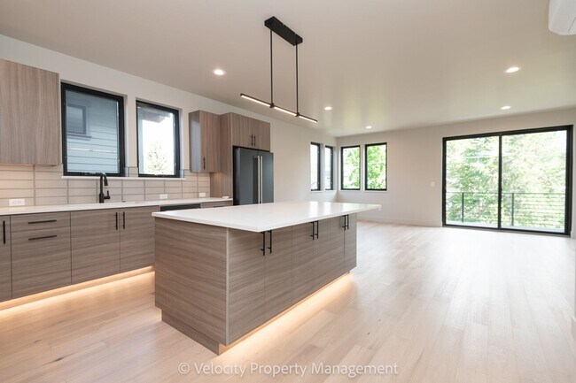 Foto del edificio - Luxury Westside Townhome!