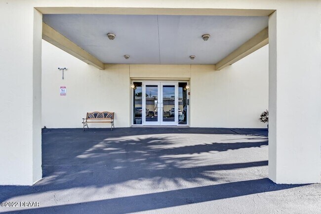 Building Photo - 3131 S Ridgewood Ave