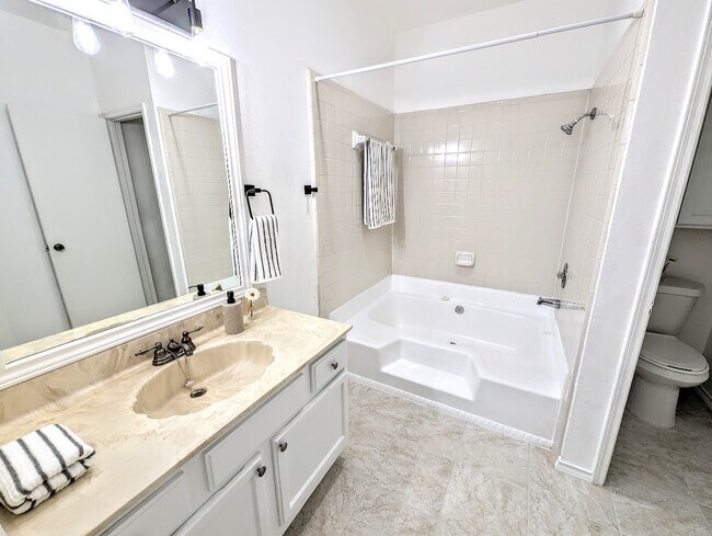 Foto del edificio - 17641 Red Oak Dr