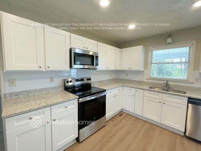Building Photo - 2461 Sherrie Ln SW