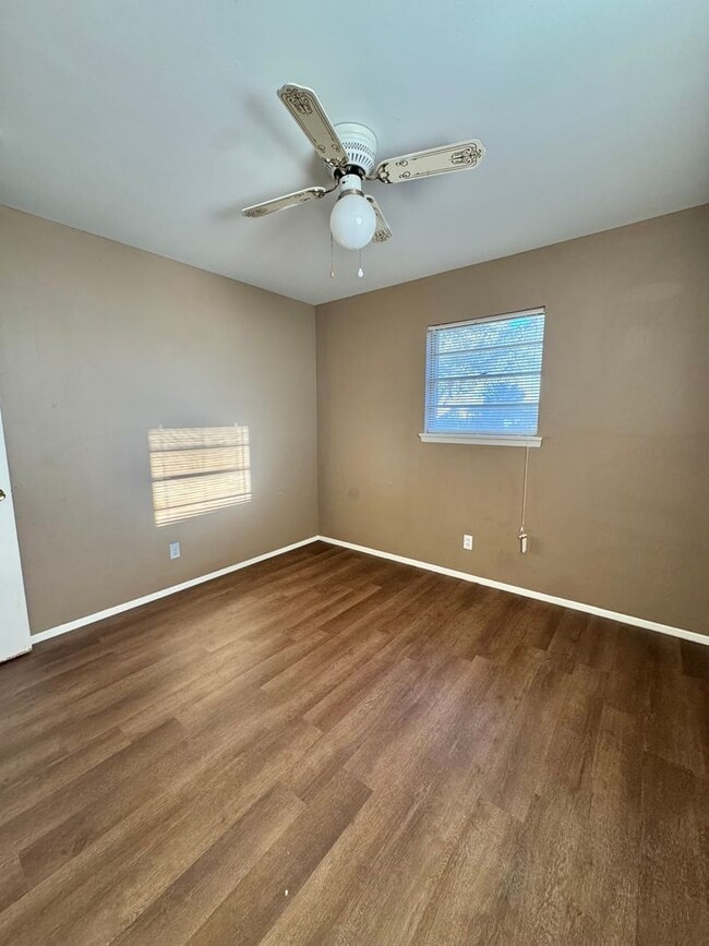 Building Photo - Now Available - 3 Bedroom/2 Bathroom Home!!