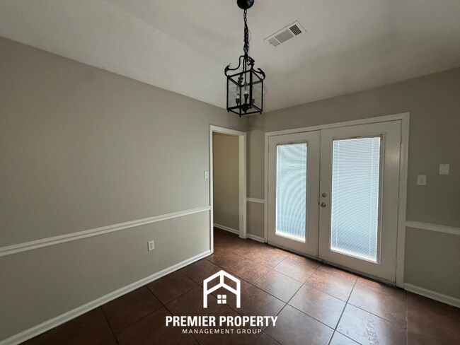 Foto del edificio - Stunning 3BR/2BA Memphis Home with Vaulted Ceilings & Rustic Fireplace!