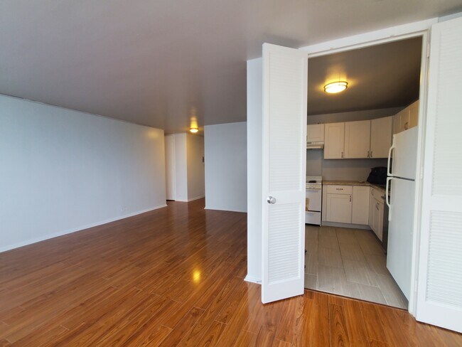 Living and Enclosed Kitchen - 4800 S Chicago Beach Dr