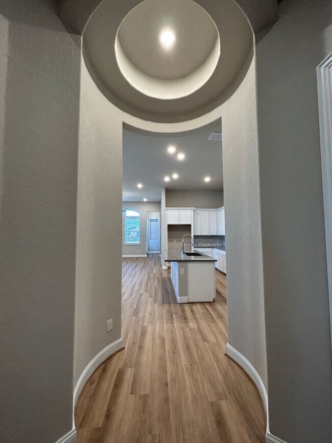 Foto del edificio - Veramendi Subdivison /4 Bedrooms Plus a St...