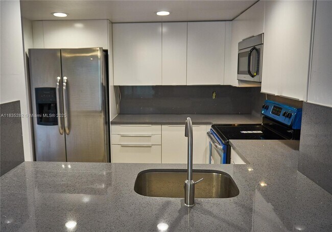 Building Photo - 10042 SW 77th Ct
