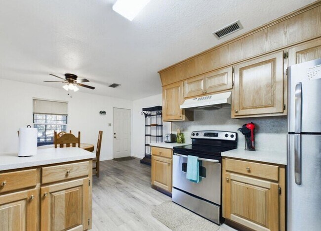 Foto del edificio - Two Bedroom, Two Bath Home With Updates