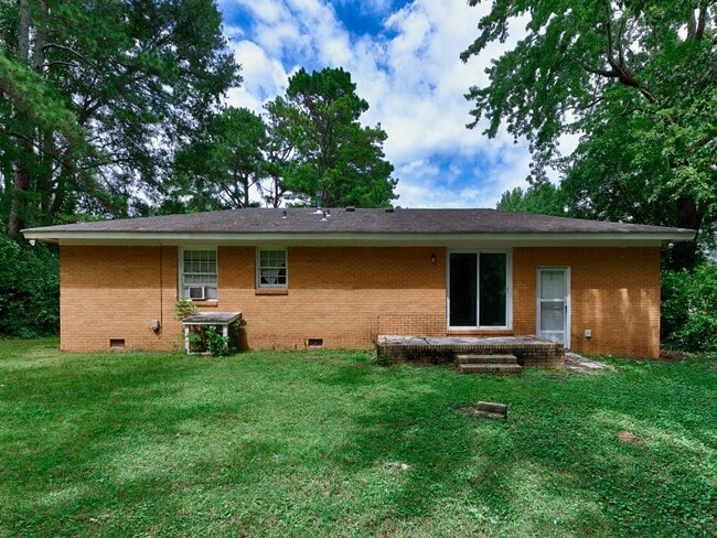 Building Photo - Newly renovated 3 bed/2 bath brick home
