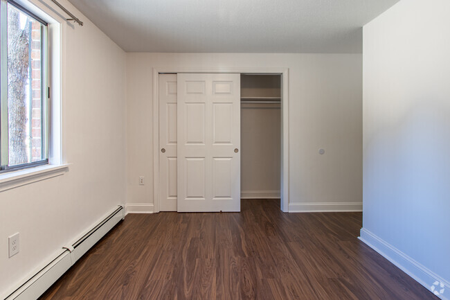 3HAB, 1BA, - 955SF - Royal Oak Apartments