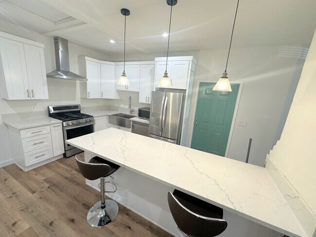 Foto del edificio - Gorgeous 2bd/2ba unit semi-furnished near ...