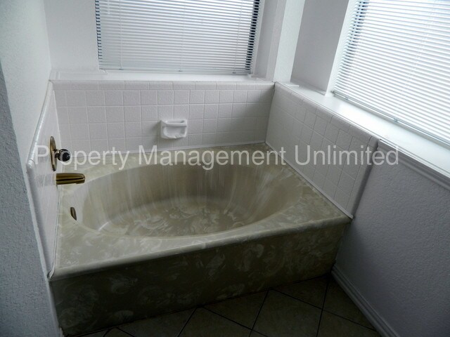 Foto del edificio - 6305 Meadow Glen Dr